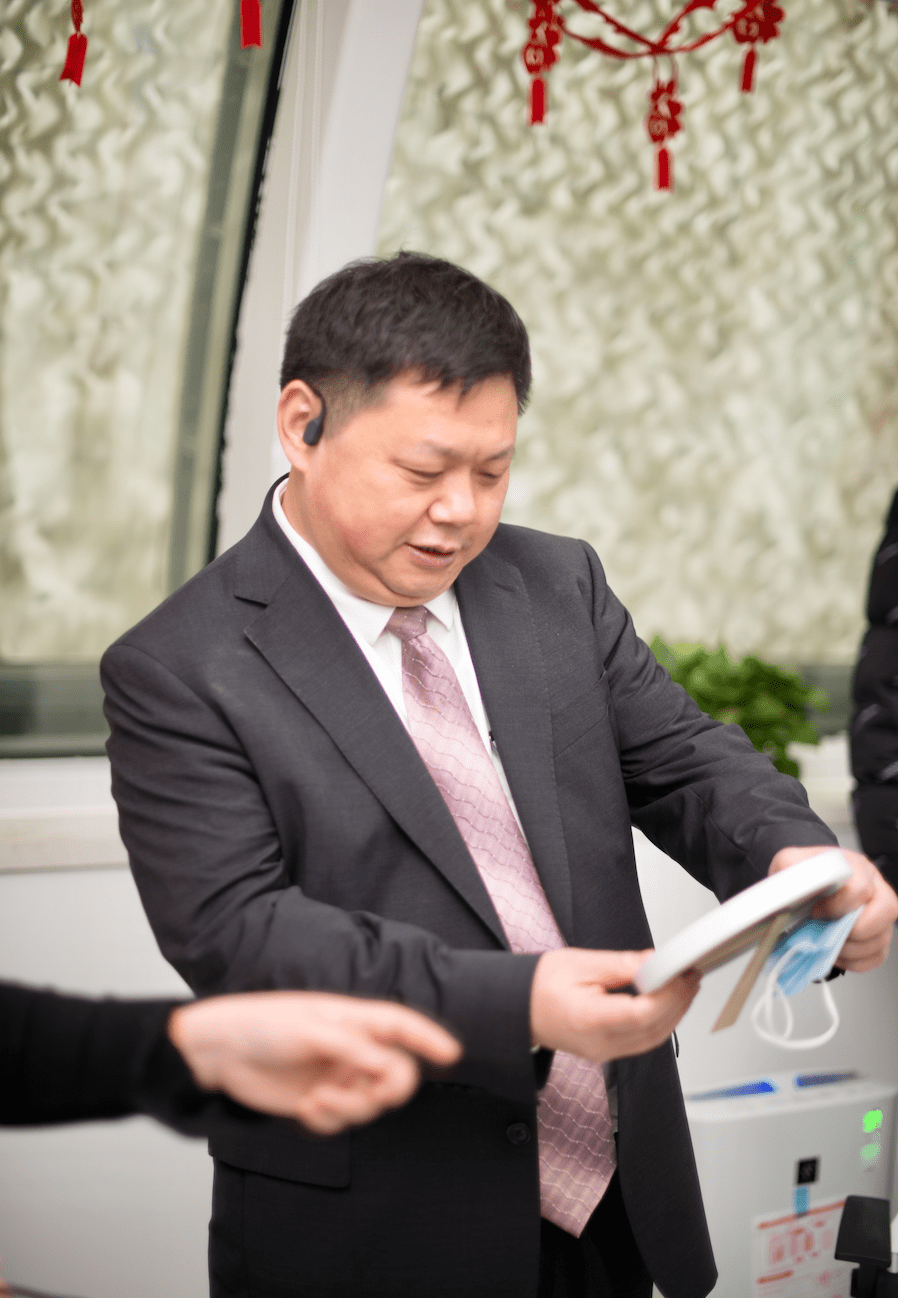 最后,研究生们还回赠了党委书记华克勤,院长徐丛剑已经制作完成的微