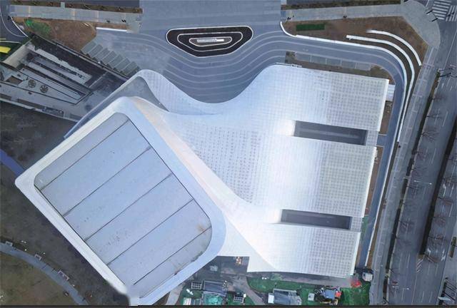 外观呈"we"队徽形状,将为we电子竞技俱乐部提供主场比赛场地,训练基地