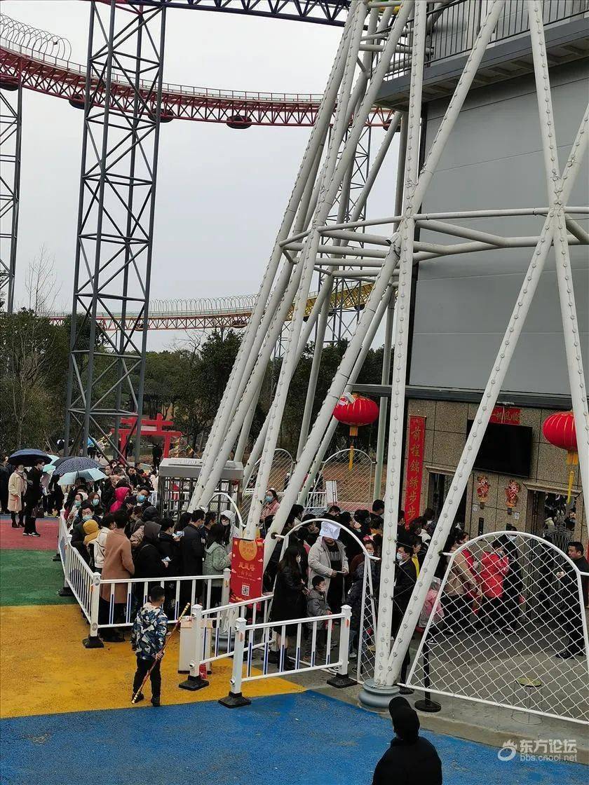 这个春节，海曙这个公园太火爆！排队人巨多，都为了玻璃桥，下雨天也…
