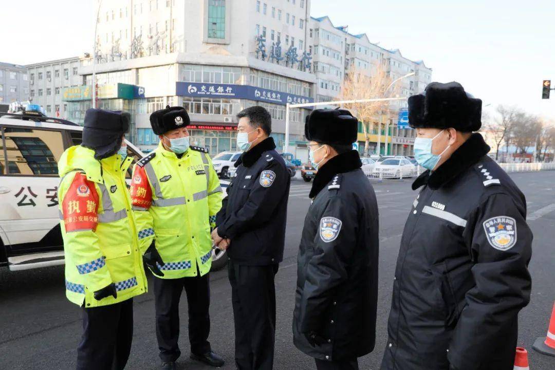 共筑平安中国年 | 鹤城交警为民保平安 开展夜查统一行动