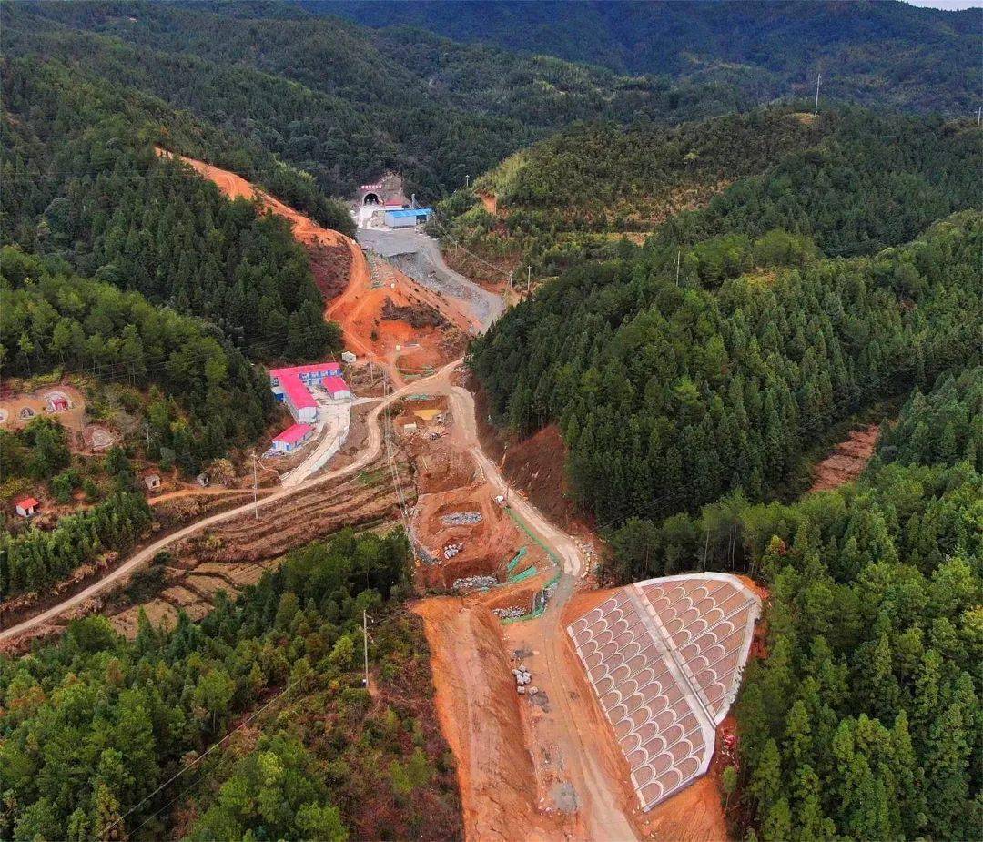 號稱龍龍鐵路第一隧,進口在贛龍鐵路古田會址站附近,出口在蛟洋鎮崇頭