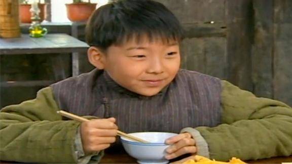 春天后母心:爷爷给孩子们做饭把一碗盐都倒进去了,孩子们吃懵了