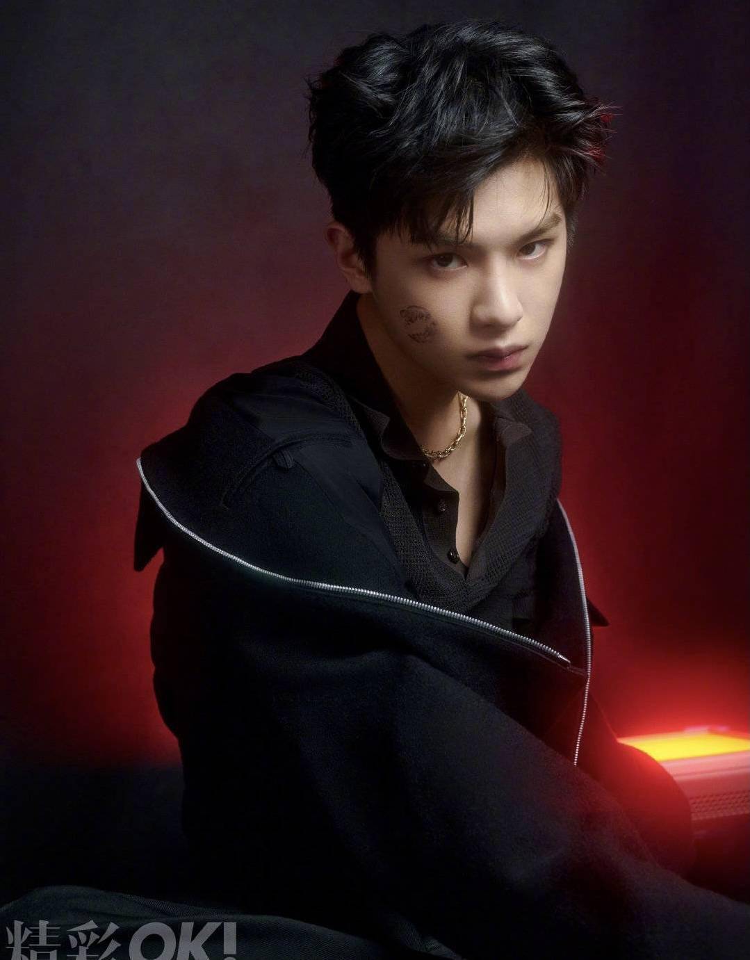 黄明昊ok精彩二月刊封面公开黑色唇印纪念19岁生日
