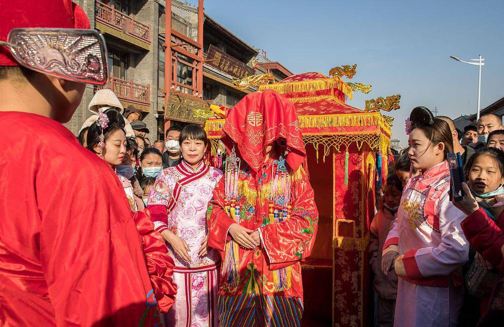 呼和浩特：老街上演中式传统婚礼秀