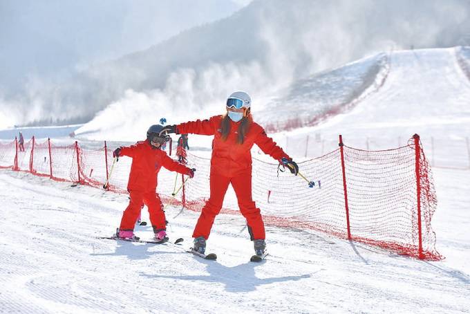 在冰雪旅游中迎新年，春节假期33万游客延庆滑雪攀冰