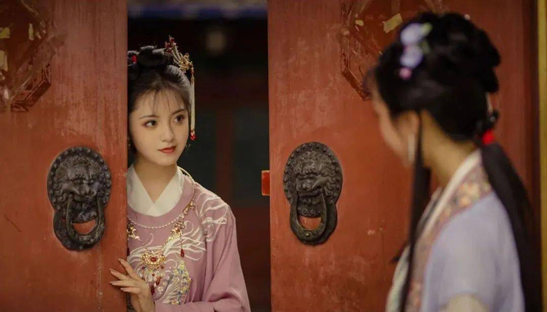 00后女孩穿汉服，还原四大名著美女，一张照片火出圈：中国文化真的惊艳了世界！