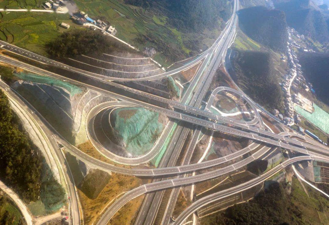 据介绍,都安高速安顺路段途径西秀区,紫云自治县,镇宁自治县和黄果树