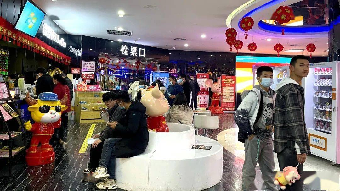 放松身心,共度佳节不少市民都带着家里人一起来电影院自觉排队,测体温