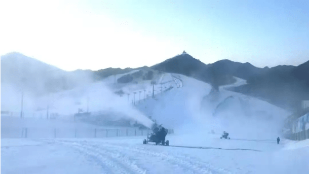 抓住滑雪季的“尾巴”，京郊滑雪场持续造雪迎客