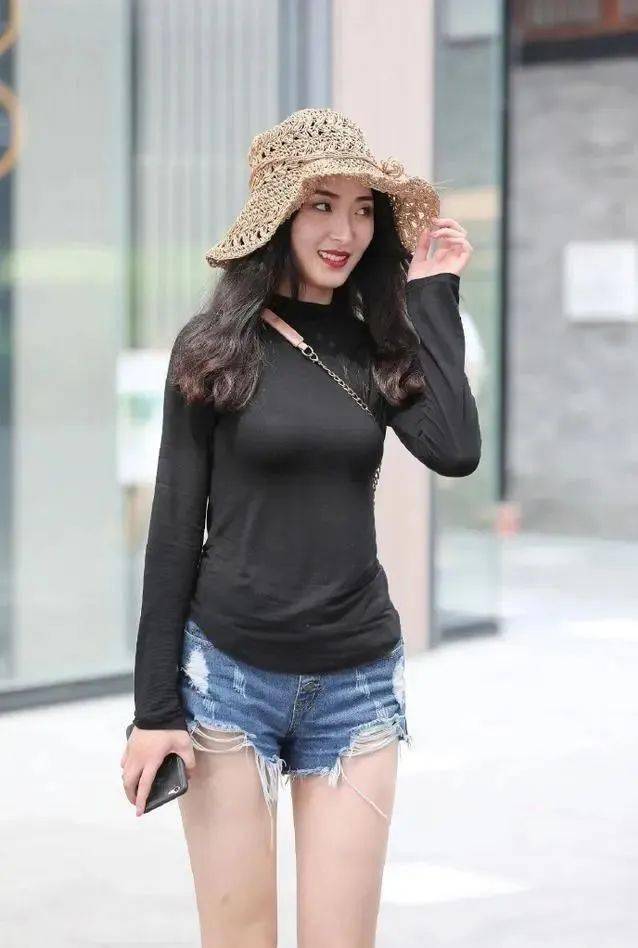 女生短裤穿搭造型参考 ad35f6e7142e4f869227f22729342fef.jpeg