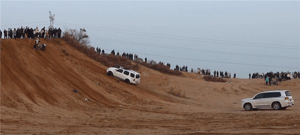 河南延津越野车荒地爬坡成网红景点官方回应已劝返封锁