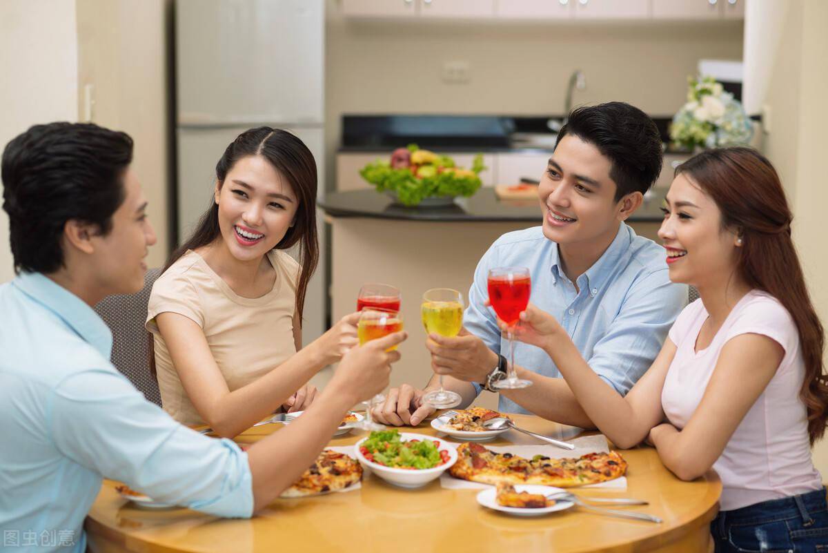 盘点6个奇怪的用餐礼仪有的吃饭要迟到有的饭后放屁表示满意