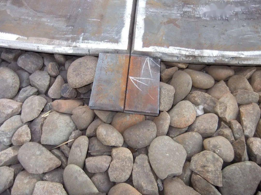 在纵缝焊接前需对坡口的氧化铁,飞溅等进行清除,加设引弧板,对焊剂