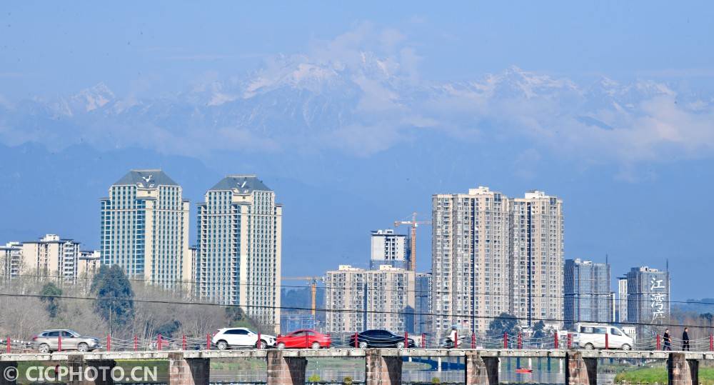 四川邛崃：雪山下的风景