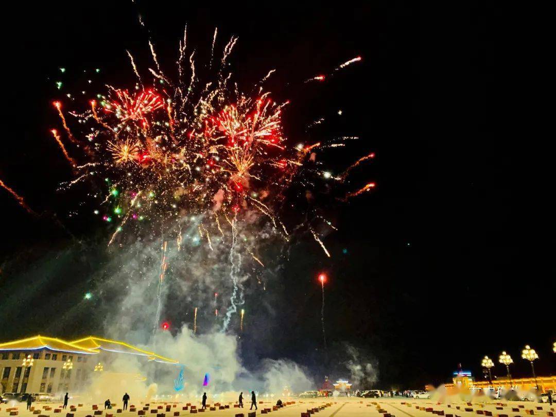 科右中旗:新春烟花秀璀璨绽放