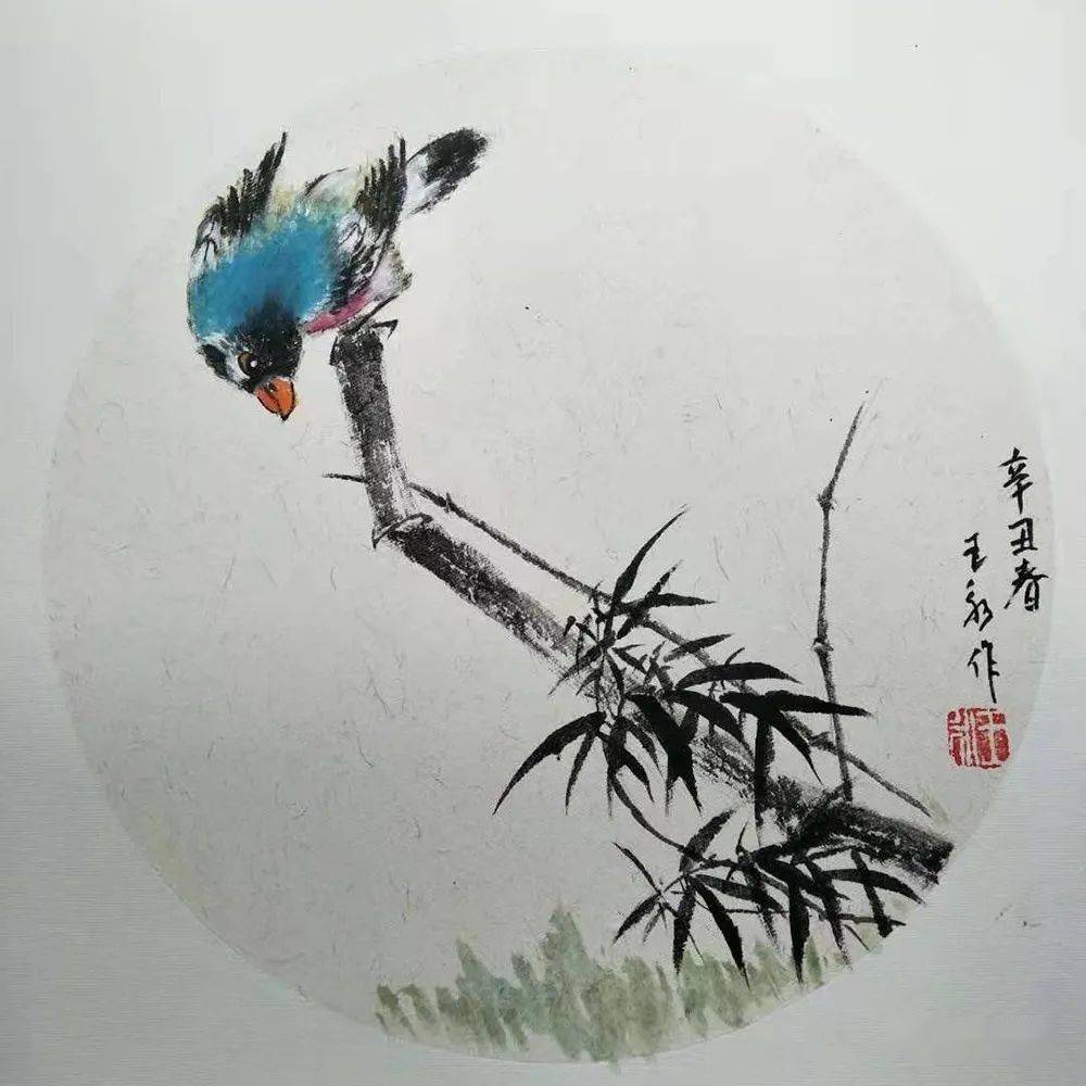 两水村书画家王永精研传统花鸟画的画格画理,深入