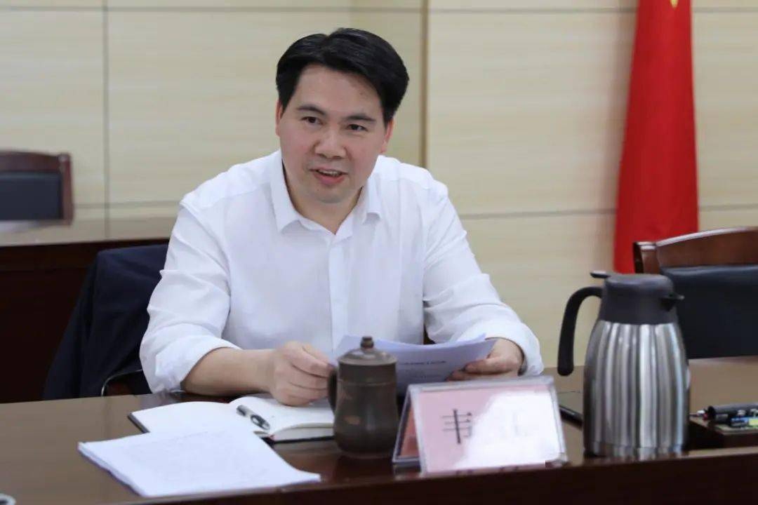 局长席扬与来访的百色市委常委,常务副市长石国怀一行进行座谈