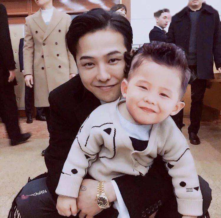 毫无违和感权志龙抱着mini权志龙