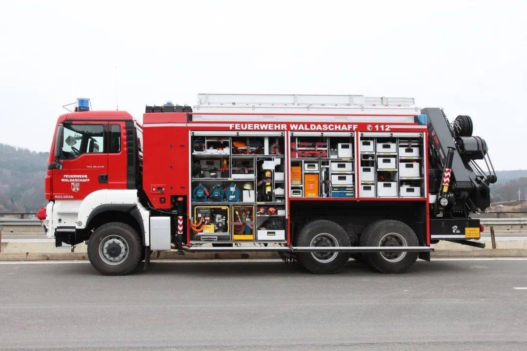 卡车 消防车不一定是为了灭火 而是为了 抢险