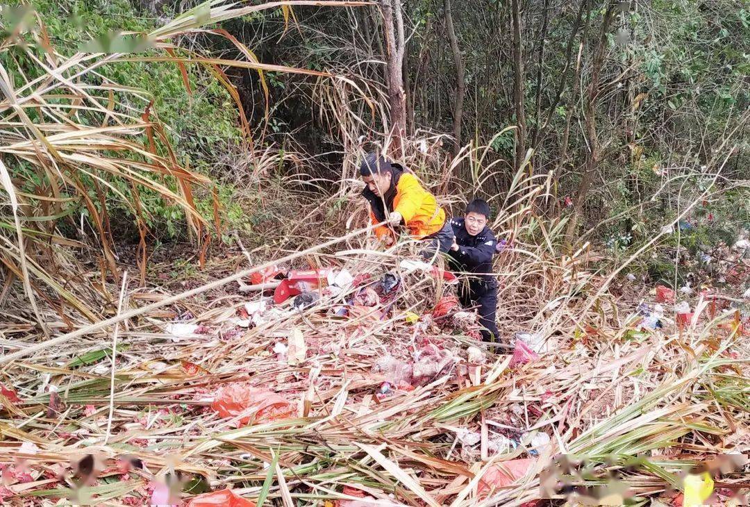 2月13日(大年初二)大龙派出所民警用绳子帮助群众拖出陷入泥潭的