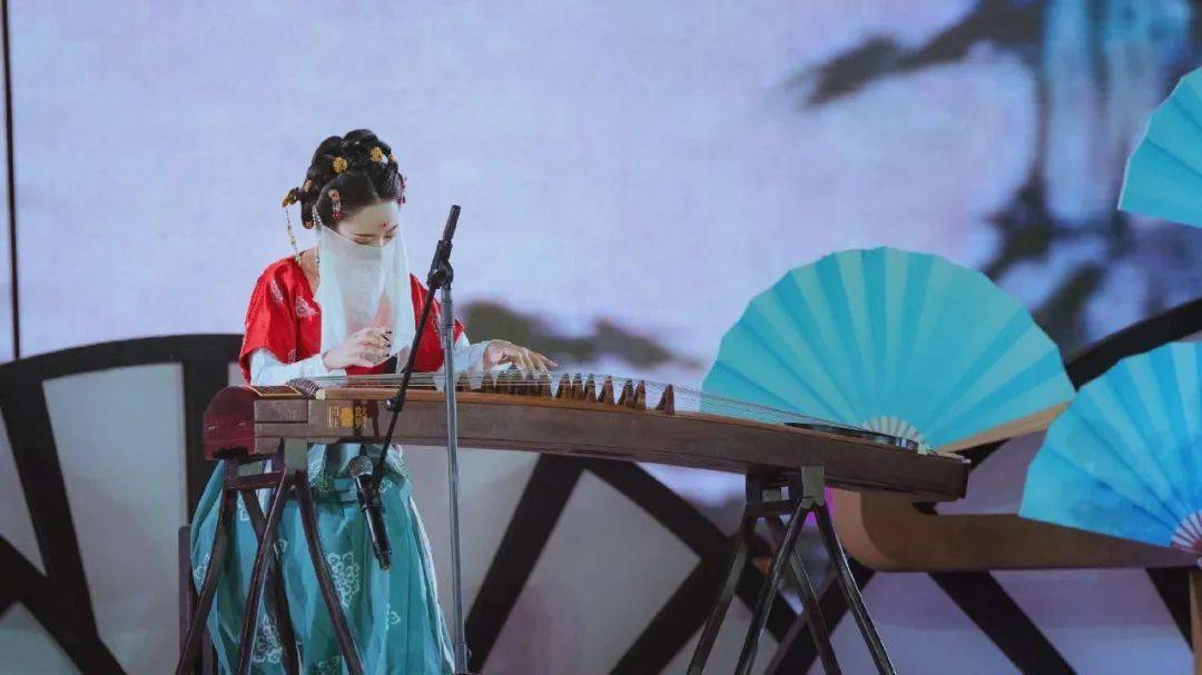 《教你如何做好优秀的古筝老师》视频课程处在舞台中央的音乐家们,少