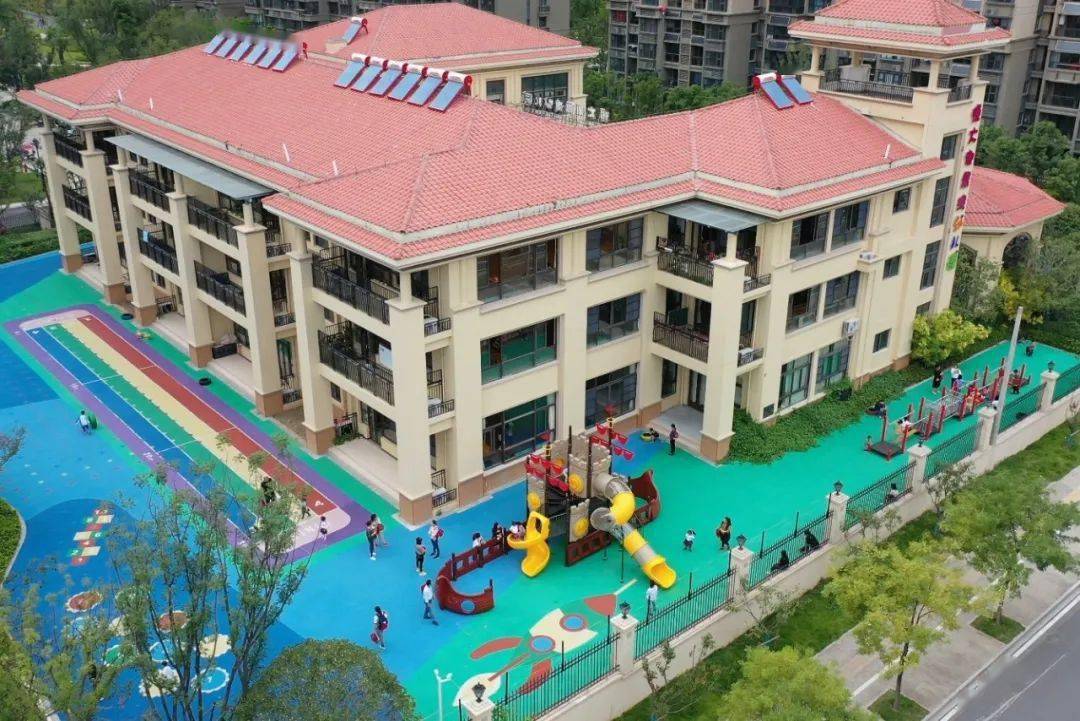 实景图"恒大御景湾自带幼儿园和城北小学西校区,周边还有六安缎中