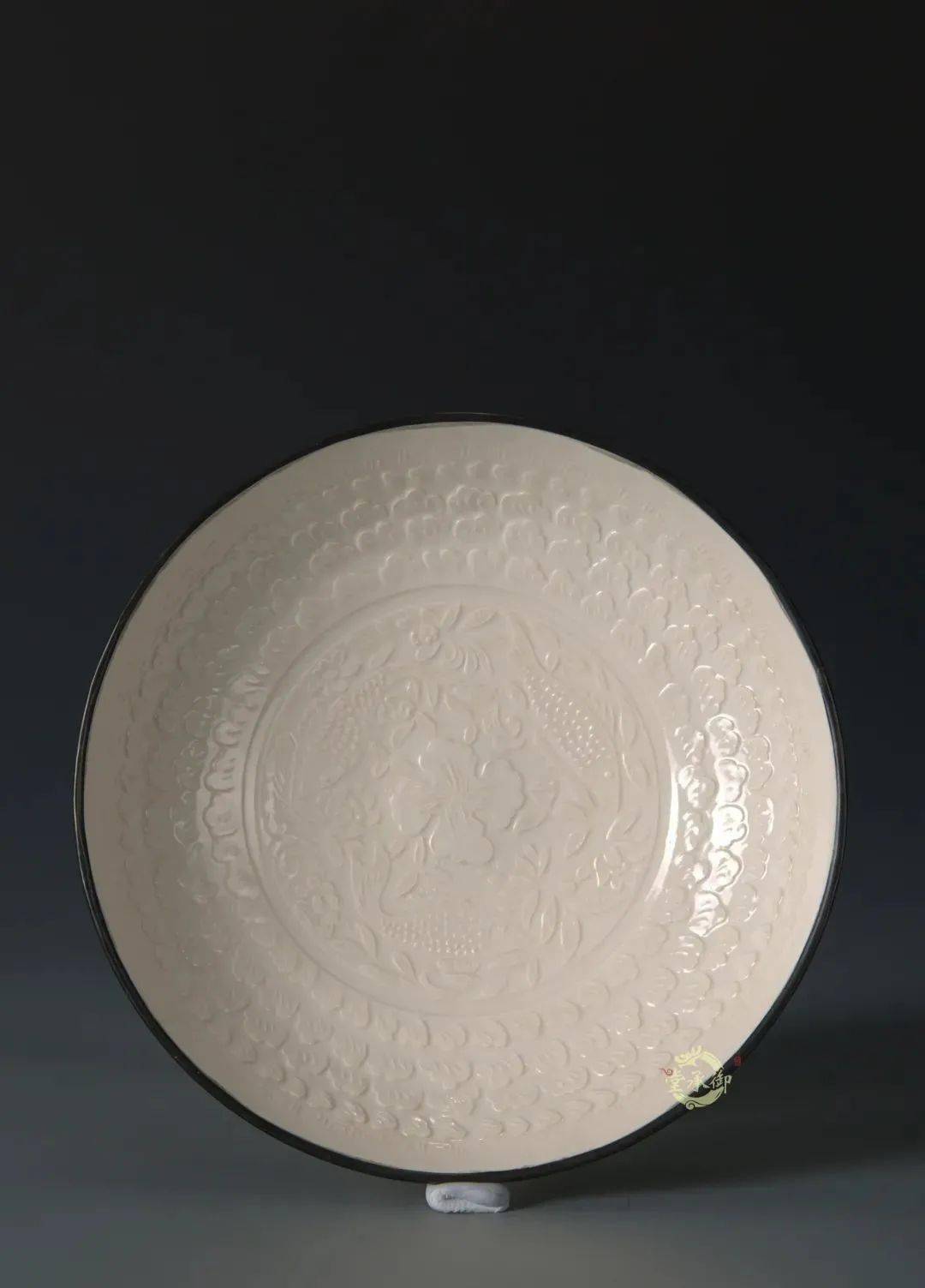 定窯白磁刻文輪碗 白磁刻花花卉文碗 定窯 - 京都国立博物館 館蔵品データベース