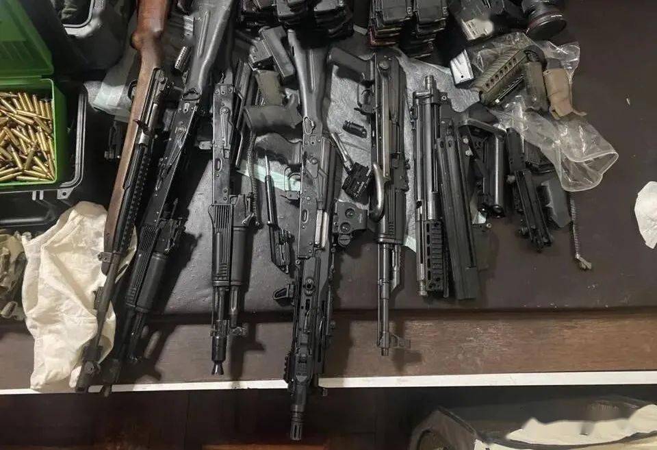 37岁中国籍男子因涉嫌通过网络卖军火被抓房间里还被搜出炸弹和这些