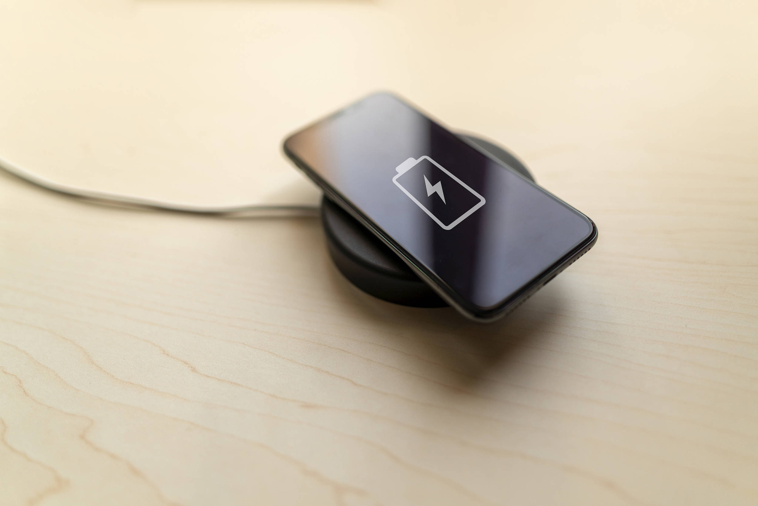 MagSafe|苹果首款“无线充电宝”曝光,三方配件厂商笑了:学我?