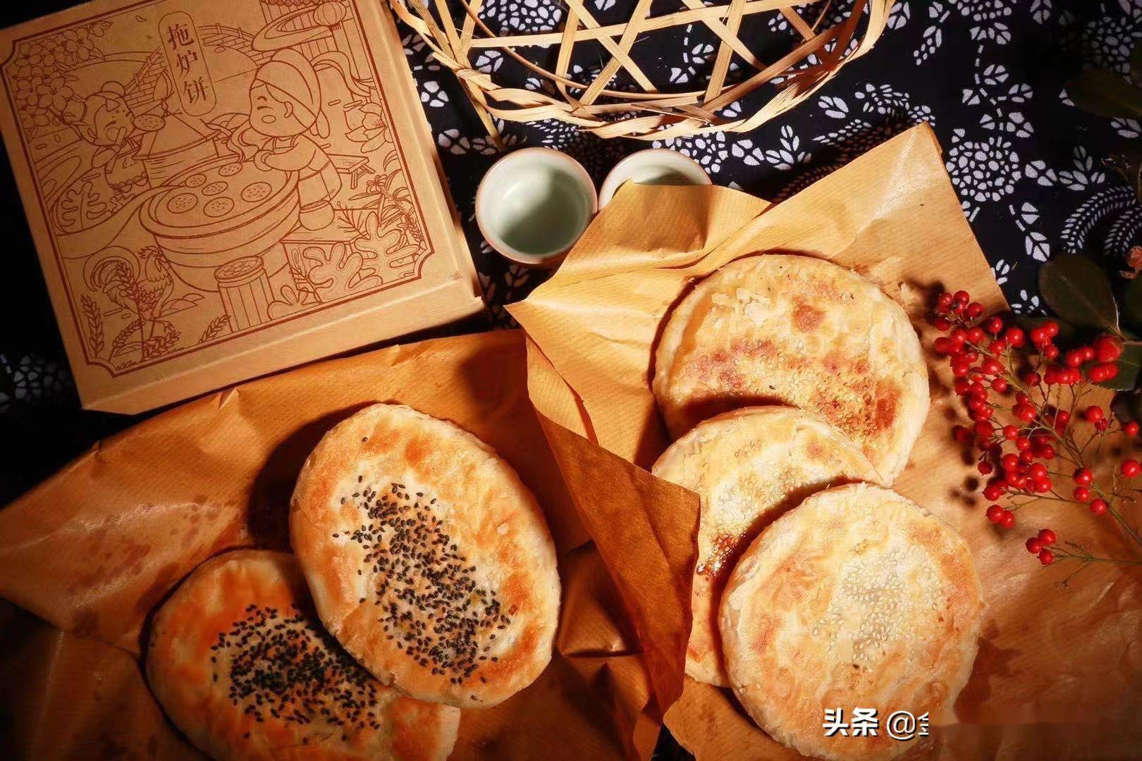 拖炉饼是张家港凤凰一带的风味小吃,面团里包裹着荠菜,猪油,白糖,清香