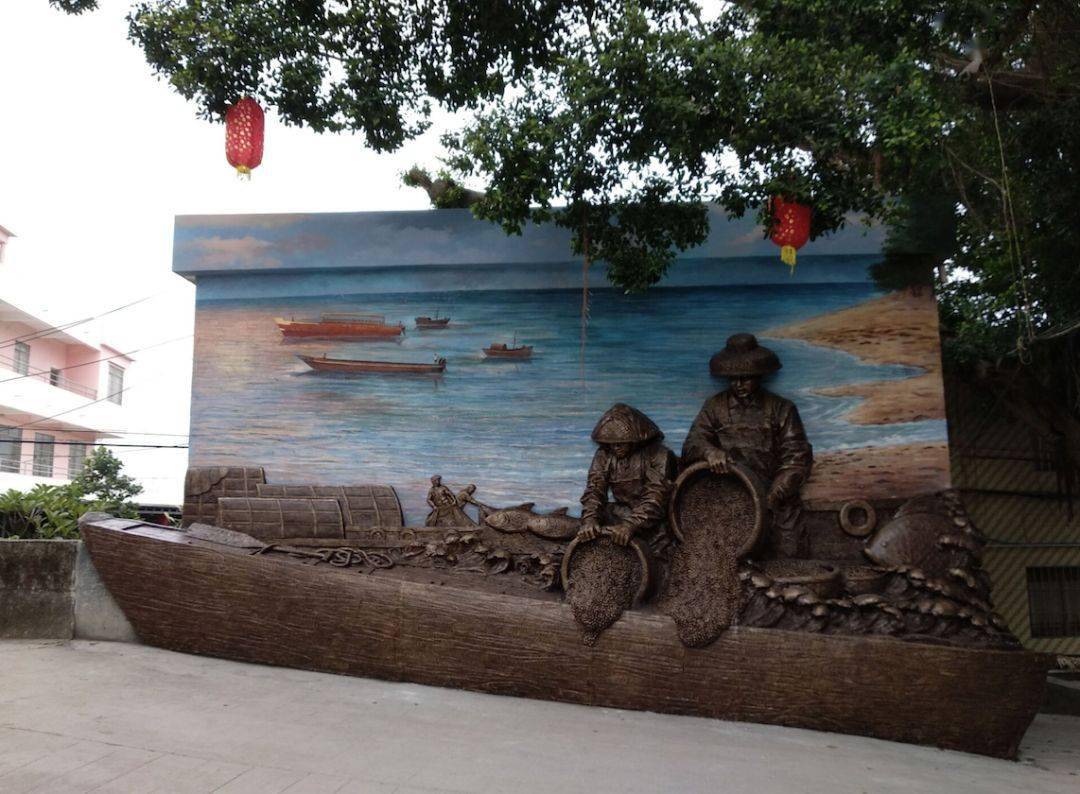 旁边便是疍家文化街,这里全长400米,依石板沙中心河而建,街道的墙身上