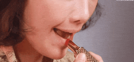 看来给皇后娘娘的东西还真不敢怠慢,不然一个嘴巴子分分钟甩你脸上.