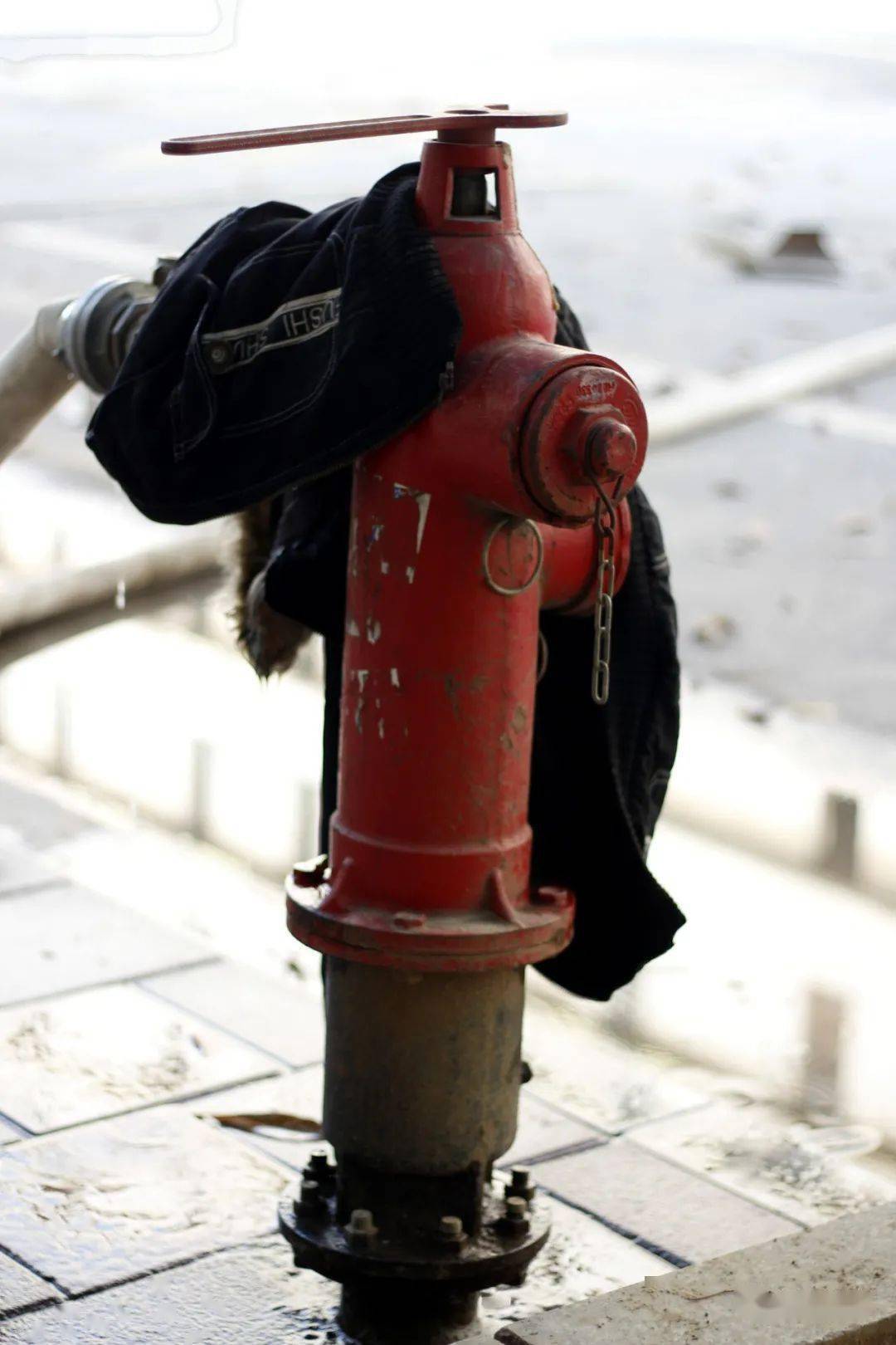 原来有长喉接驳消防栓供水.