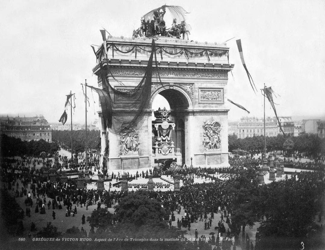 je donne cinquante mille francs aux pauvres