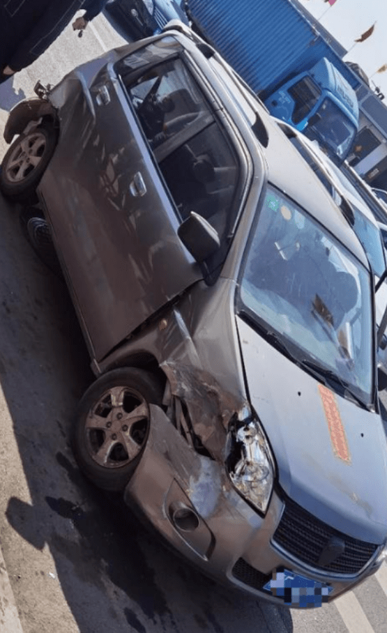 突发车祸!滕州7车连撞,2车严重受损,多人入院检查治疗!