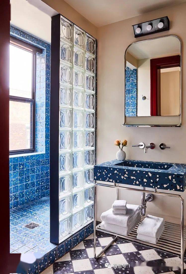 空间里加了那些彩色玻璃隔断让整个空间都充满了灵性的美感fashion