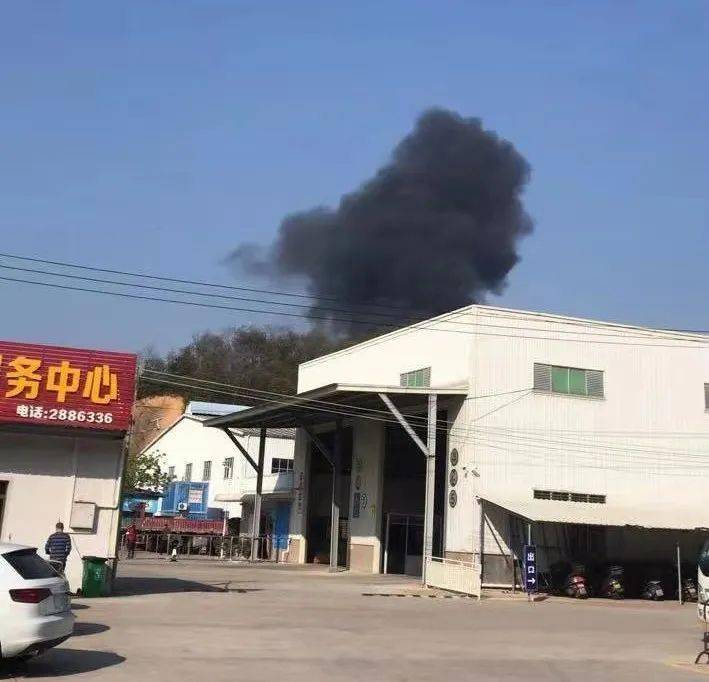 浓烟蔽日东升工业园一厂房天台起火详情来了