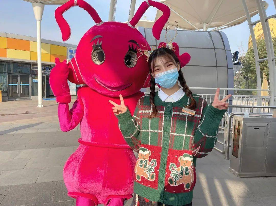 春节长假客流持续不少,游客中心热心服务不减,小姐姐细心帮忙核对医护