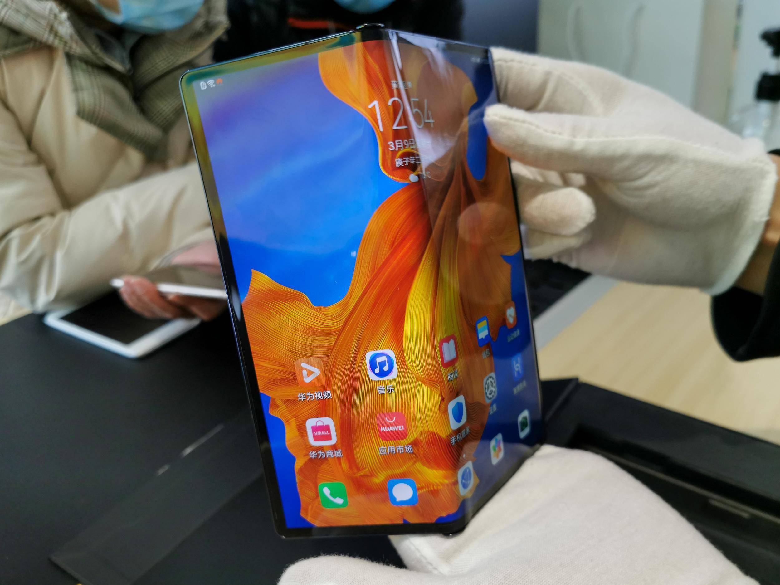 作者 |秦海清编辑 | 柯树2月22日晚,华为发布新一代折叠屏手机mate x2