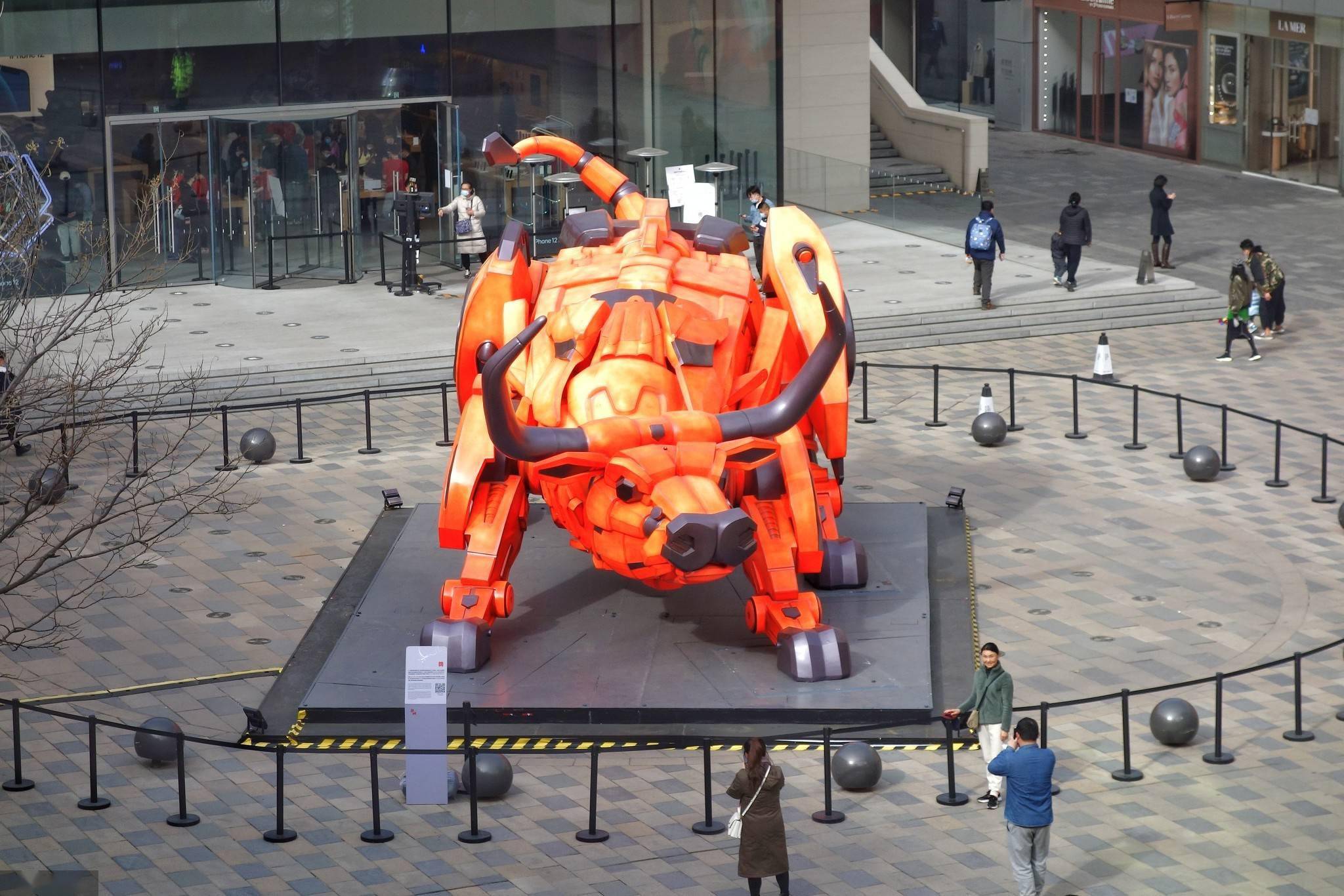 牛气冲天北京三里屯机械牛吸引市民拍照