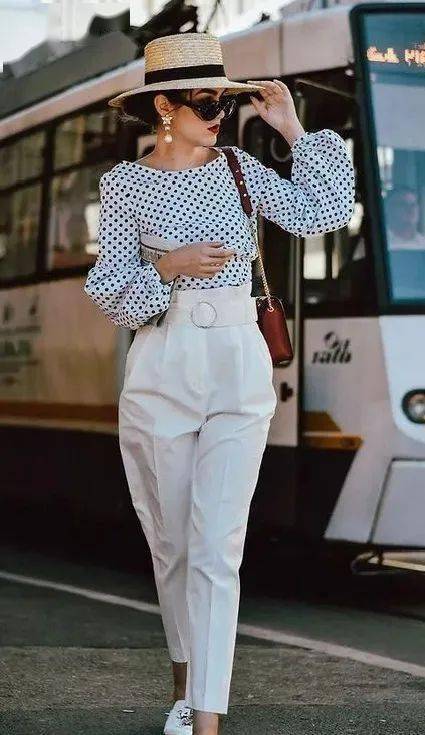 高跟鞋怎么搭卡其色裤子 697f68a51c1d4d3bb30ac31146a5335e.jpeg