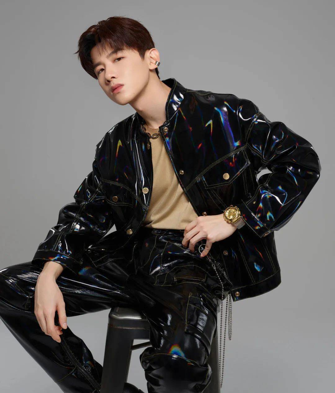 白敬亭手戴「冰川金」系列腕表坚信就算有时会经历黑暗但只要秉持自我