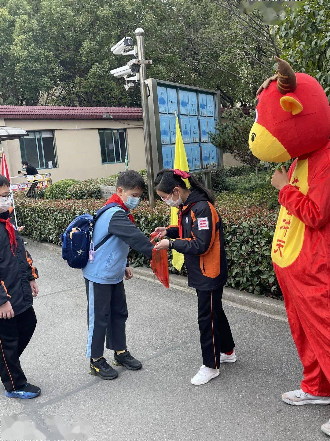 新学期的黑板报老师们准备开学前的工作闵行区航华第一小学xinhoigi