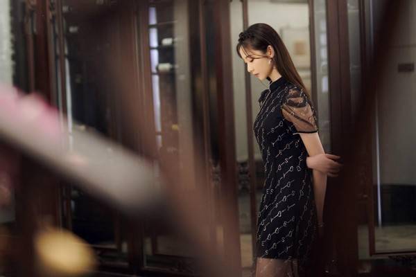 有一种民国美叫张艺凡穿黑色旗袍不但不老气还很优雅娇媚