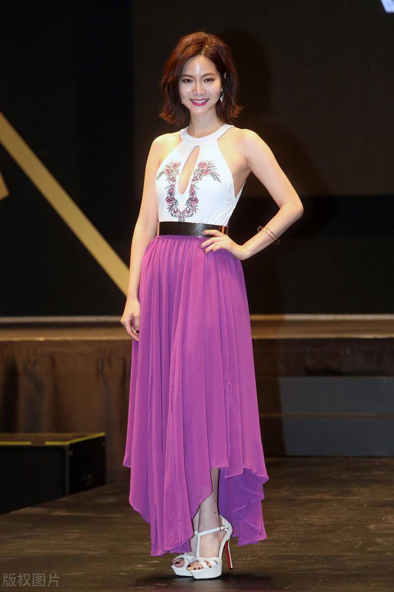 曾之乔亮相,露背连衣裙,太显女人味了
