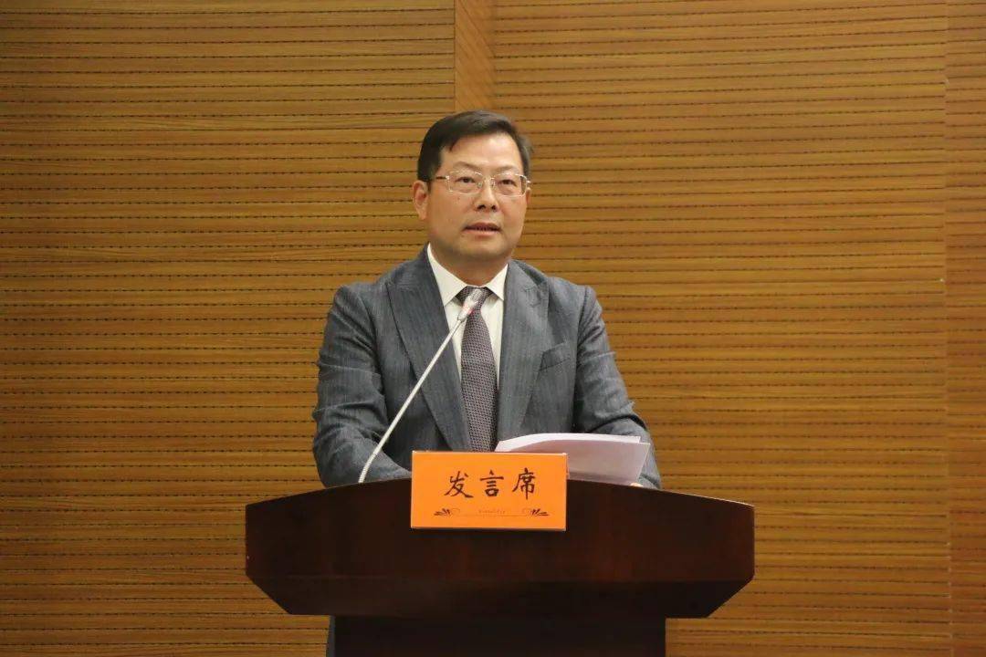 化转型三年行动计划会上,经济发展局局长郑屹推介了该计划融媒记者