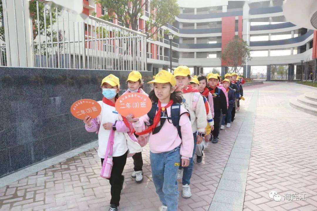 近年来,马鼻中心小学教学成绩优异,已连续六届荣获县质量标兵单位