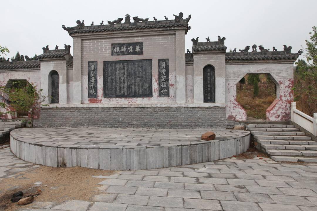 祠堂状建筑墓碑在侧旁墓前的平台占地约二百平方米大小,中间的方石上
