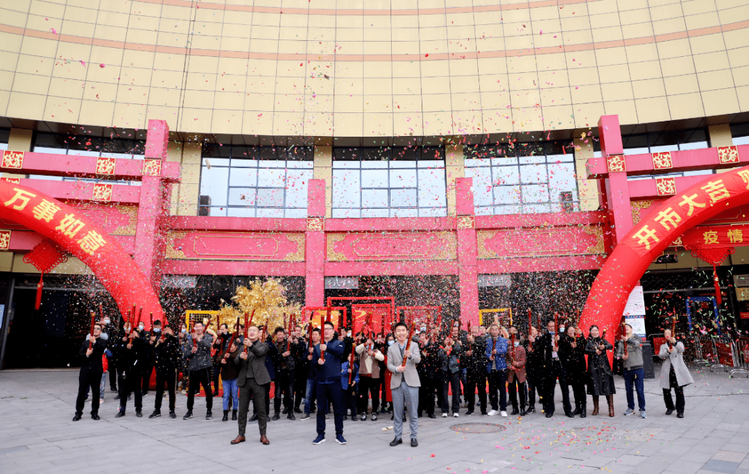 与往年不同,在今年的开市仪式上,东阳中国木雕城特地邀请了百余位商户
