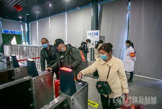 2月20日上午,市民王明城来到宿州火车站,他将行李箱放在二楼候车室